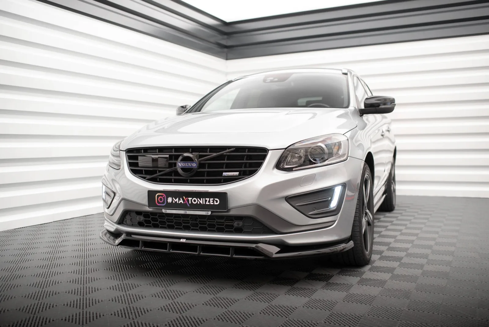 Front Splitter compatible with Volvo XC60 R-Design Mk1 Facelift