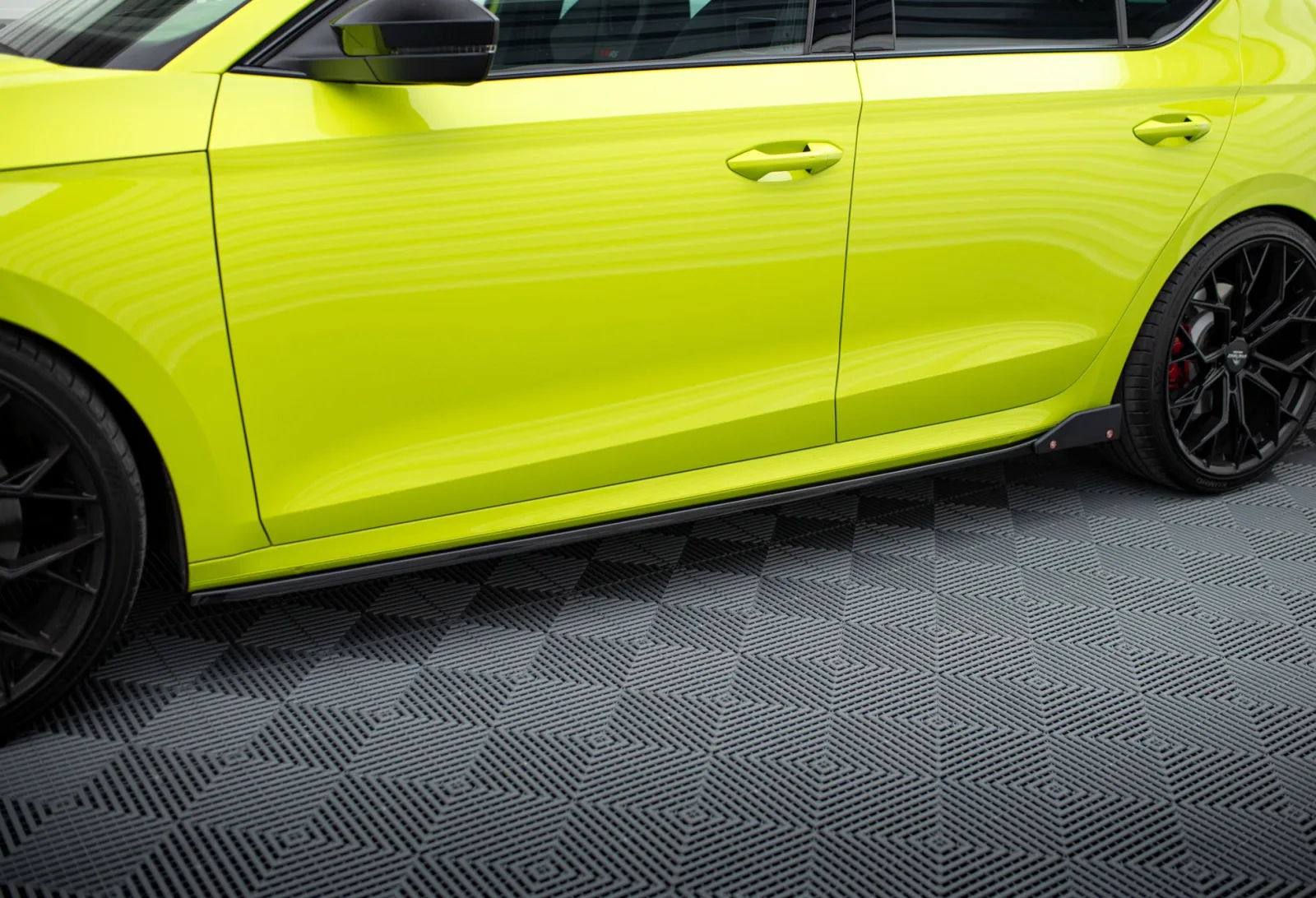 Side Skirts Diffusers V.2 + Flaps compatible with Skoda Octavia RS Liftback / Combi Mk4