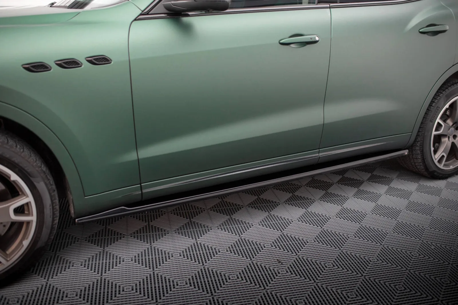 Side Skirts Diffusers compatible with Maserati Levante Mk1
