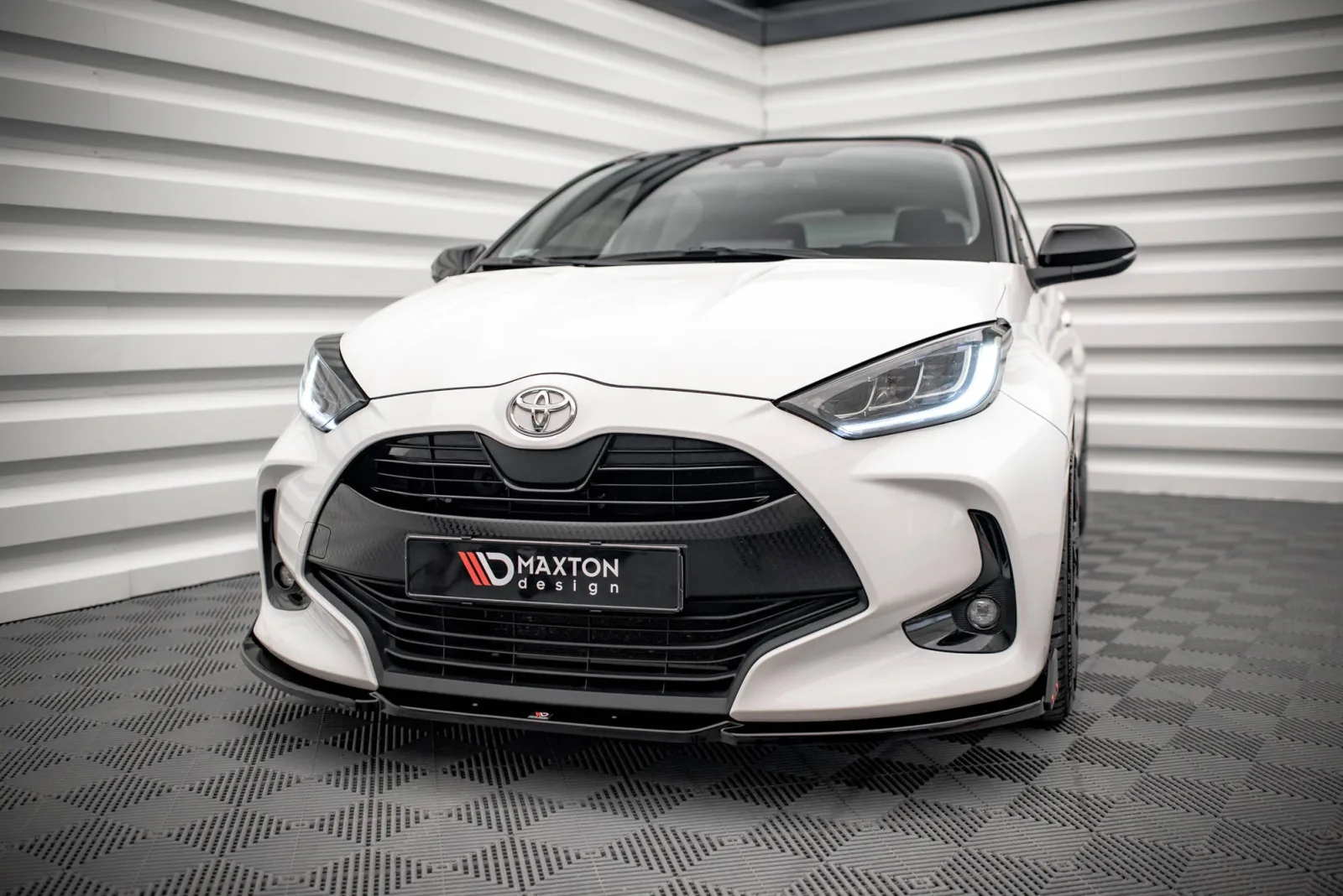 Front Splitter V.1 + Flaps compatible with Toyota Yaris Mk4