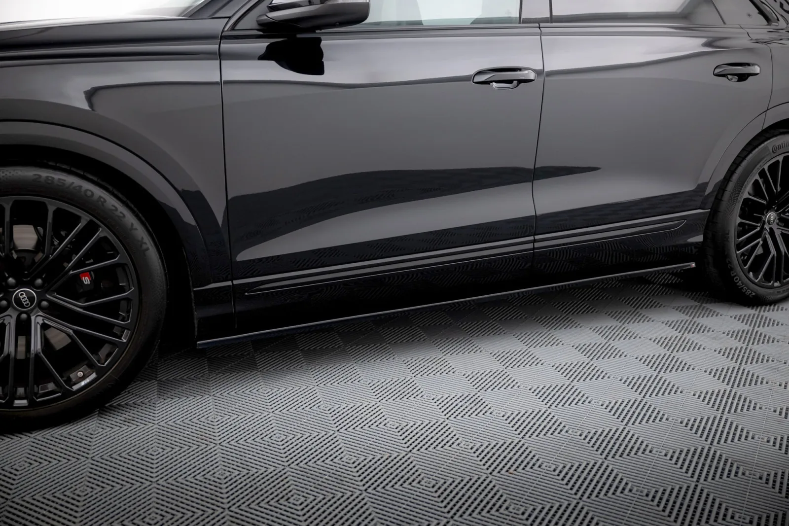 Side Skirts Diffusers V.1 compatible with Audi Q8 S-line / SQ8 Mk1 Facelift