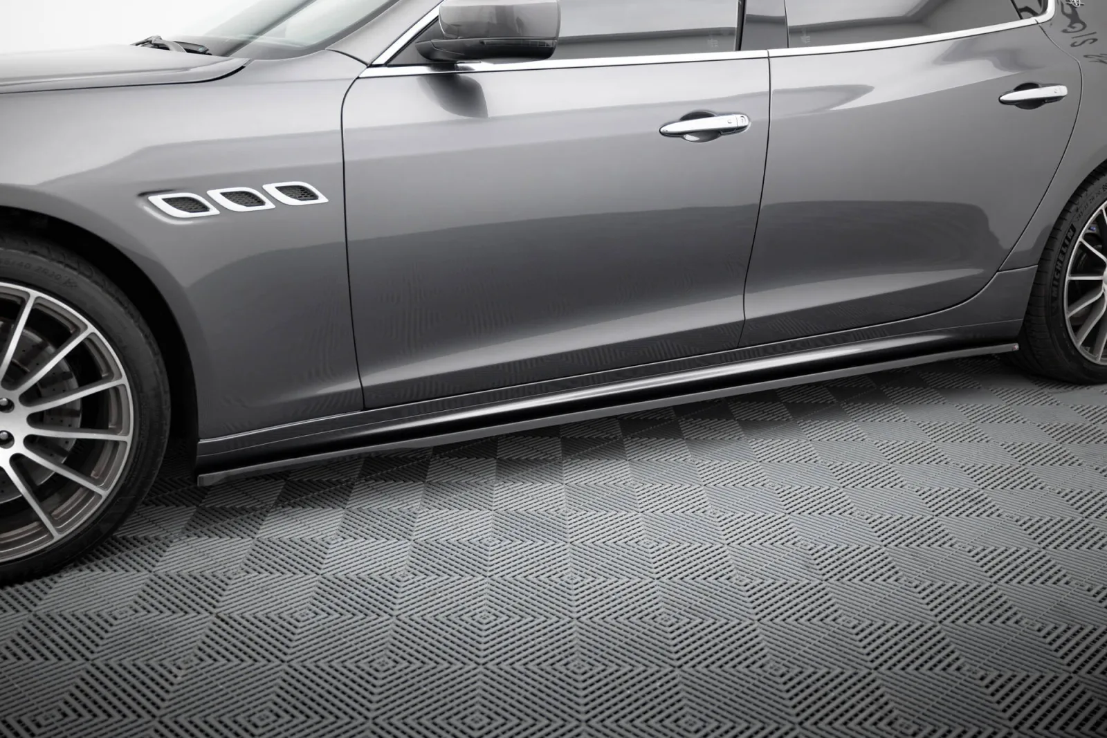 Side Skirts Diffusers compatible with Maserati Quattroporte Mk6