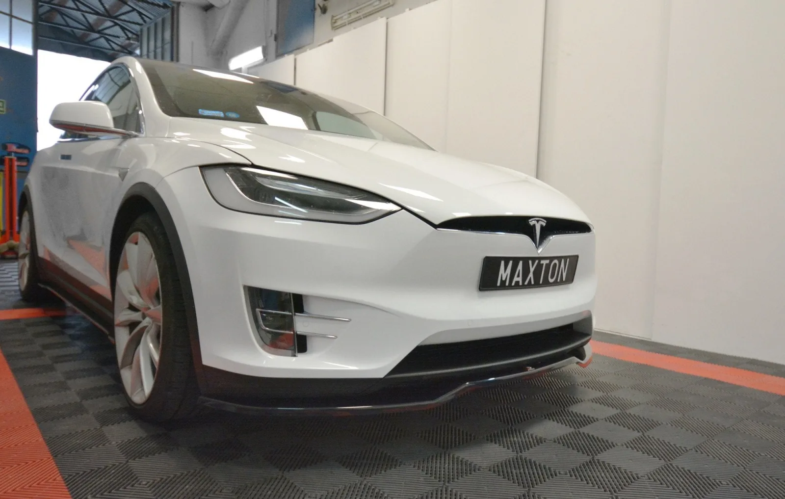 Front Splitter V.2 compatible with TESLA MODEL X