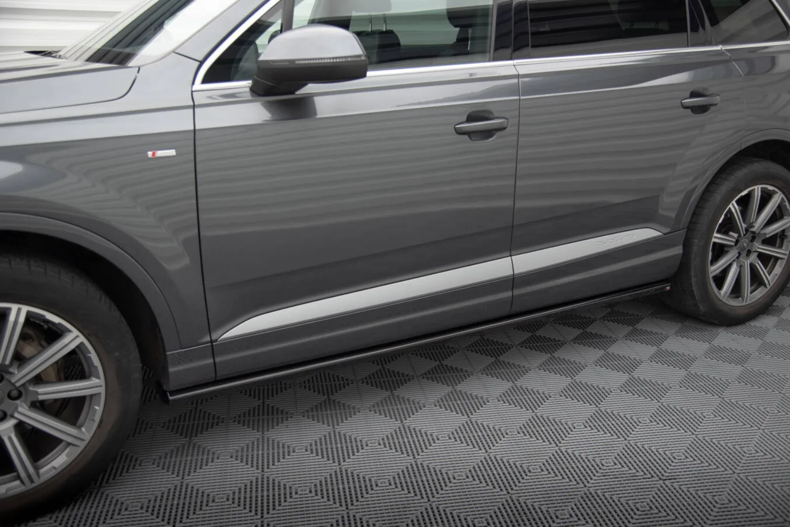 Side Skirts Diffusers compatible with Audi Q7 Mk2