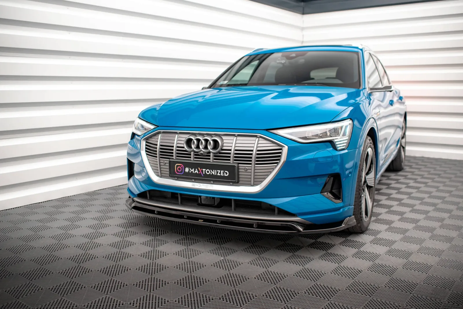 Front Splitter V.2 compatible with Audi e-tron