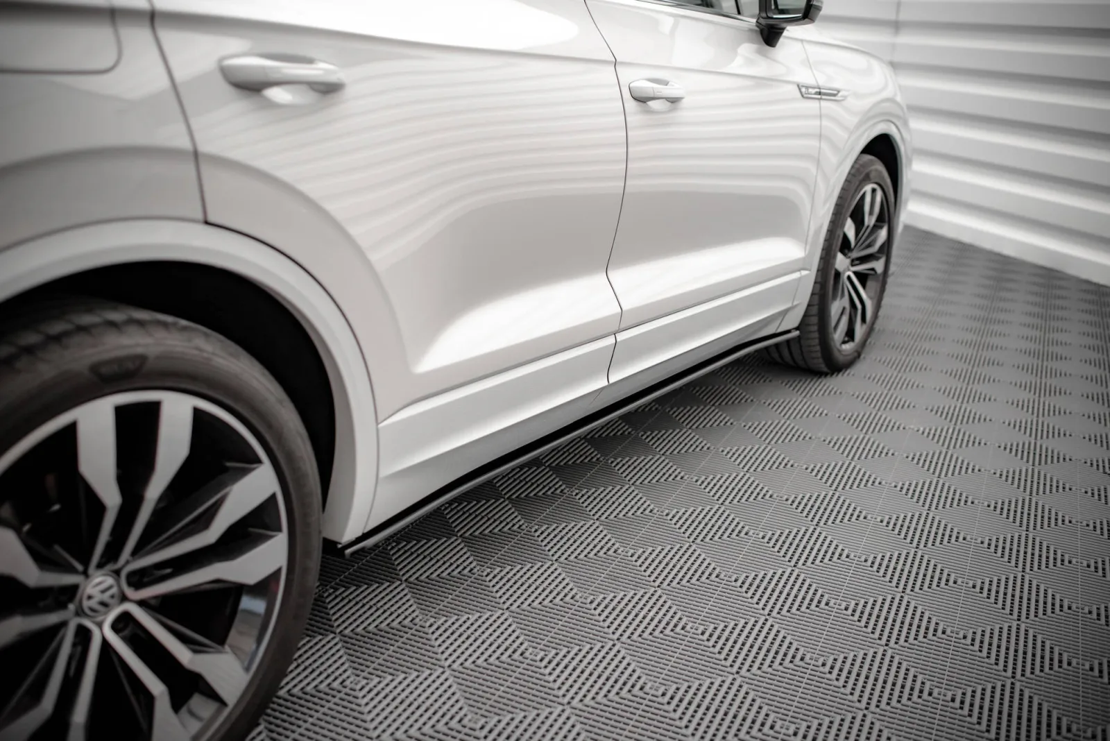 Side Skirts Diffusers compatible with Volkswagen Touareg R-line Mk3