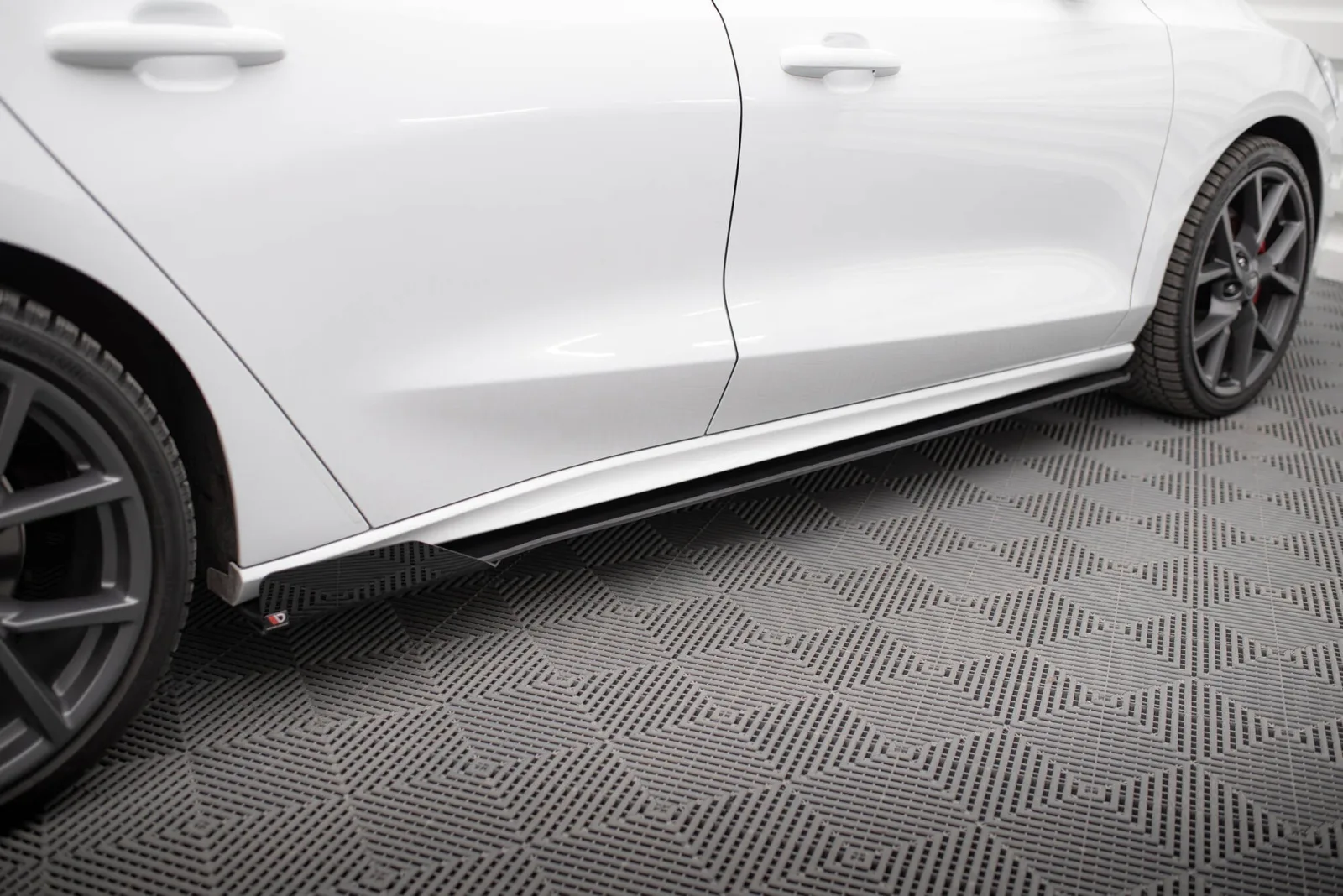 Side Skirts Diffusers Street Pro + Flaps compatible with Ford Focus ST/ST-Line MK4