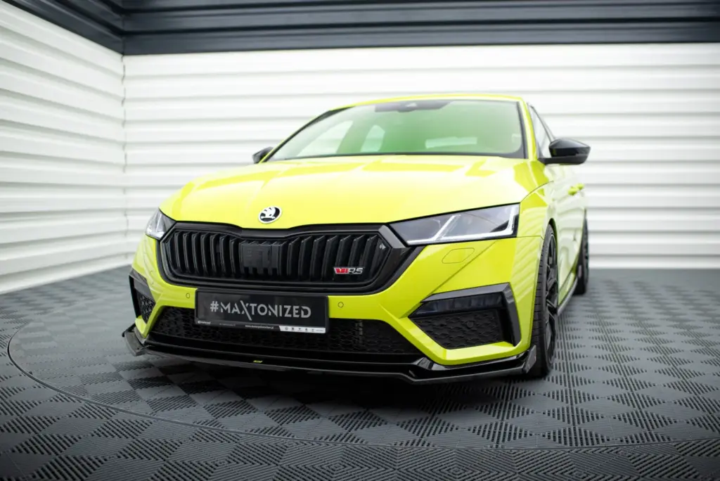 Front Splitter V.2 + Flaps compatible with Skoda Octavia RS Mk4
