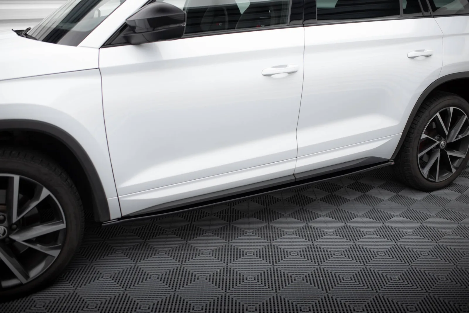 Side Skirts Diffusers compatible with Skoda Kodiaq Sportline/RS Mk1 / Mk1 Facelift