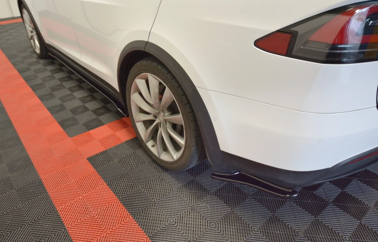 Rear Side Splitters V.1 compatible with TESLA MODEL X