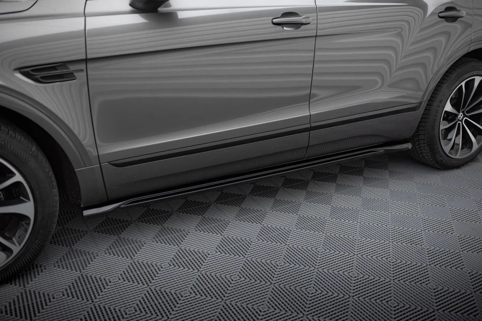 Side Skirts Diffusers compatible with Bentley Bentayga Mk1