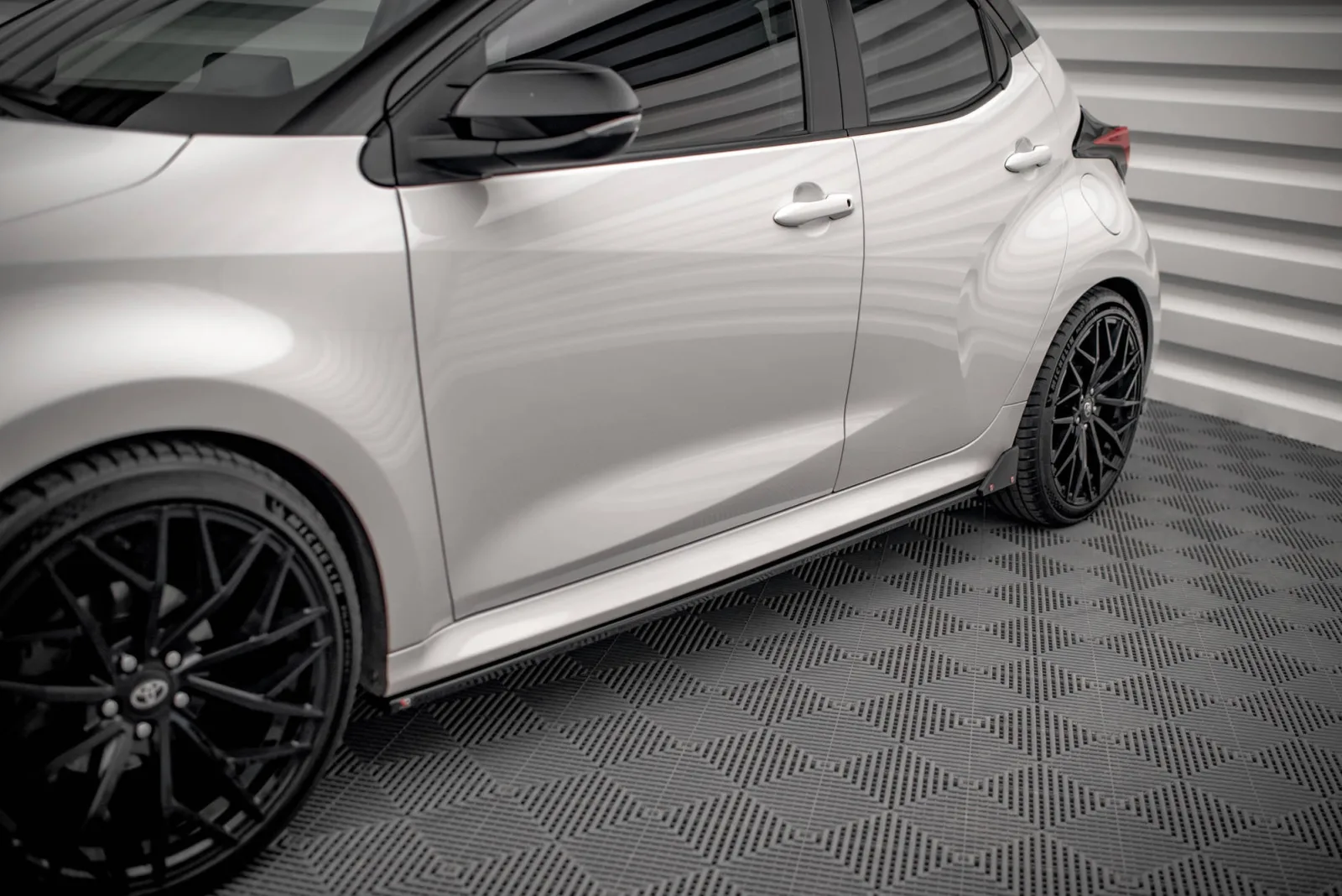 Side Skirts Diffusers V.1 + Flaps compatible with Toyota Yaris Mk4