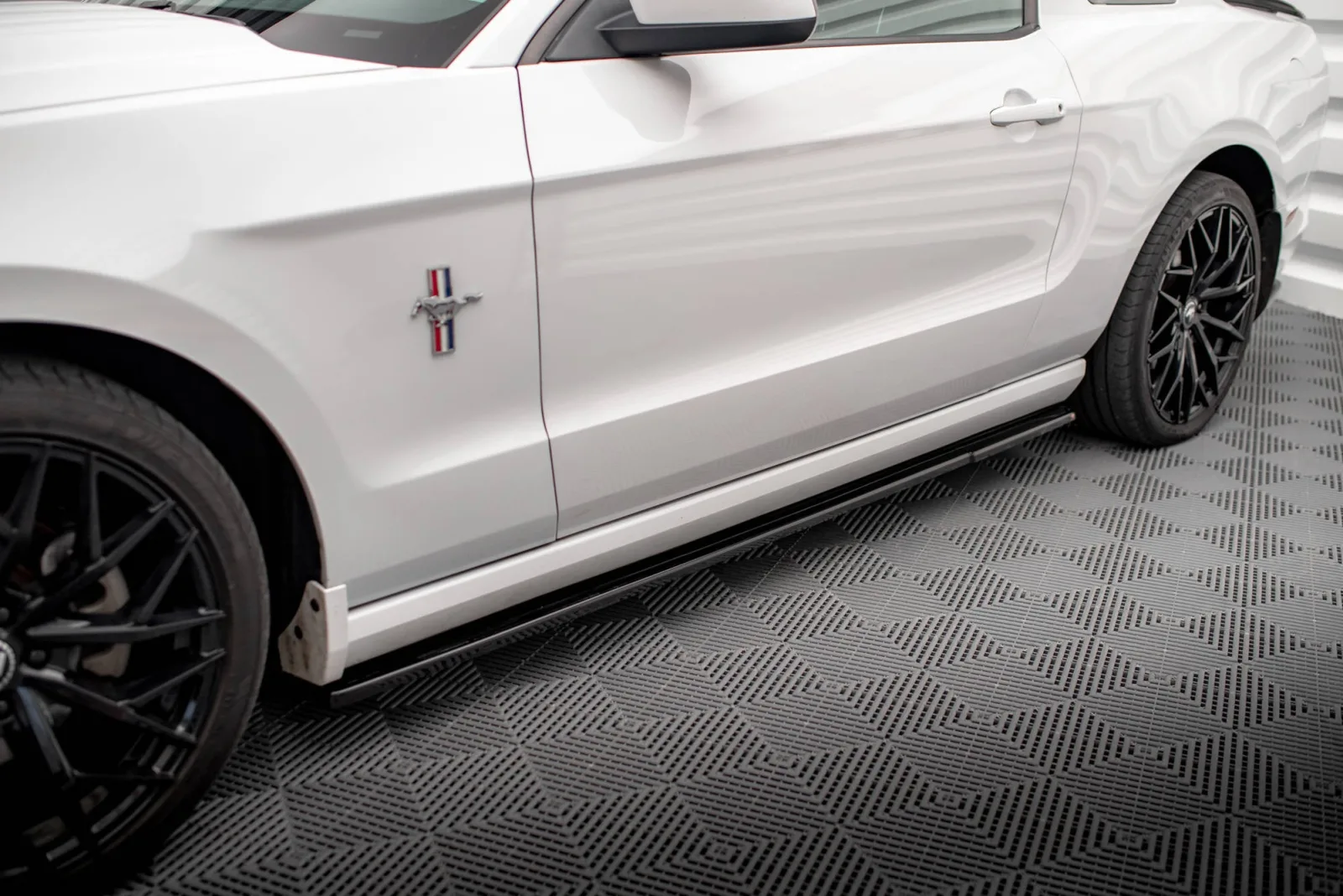 Side Skirts Diffusers compatible with Ford Mustang Mk5 Facelift