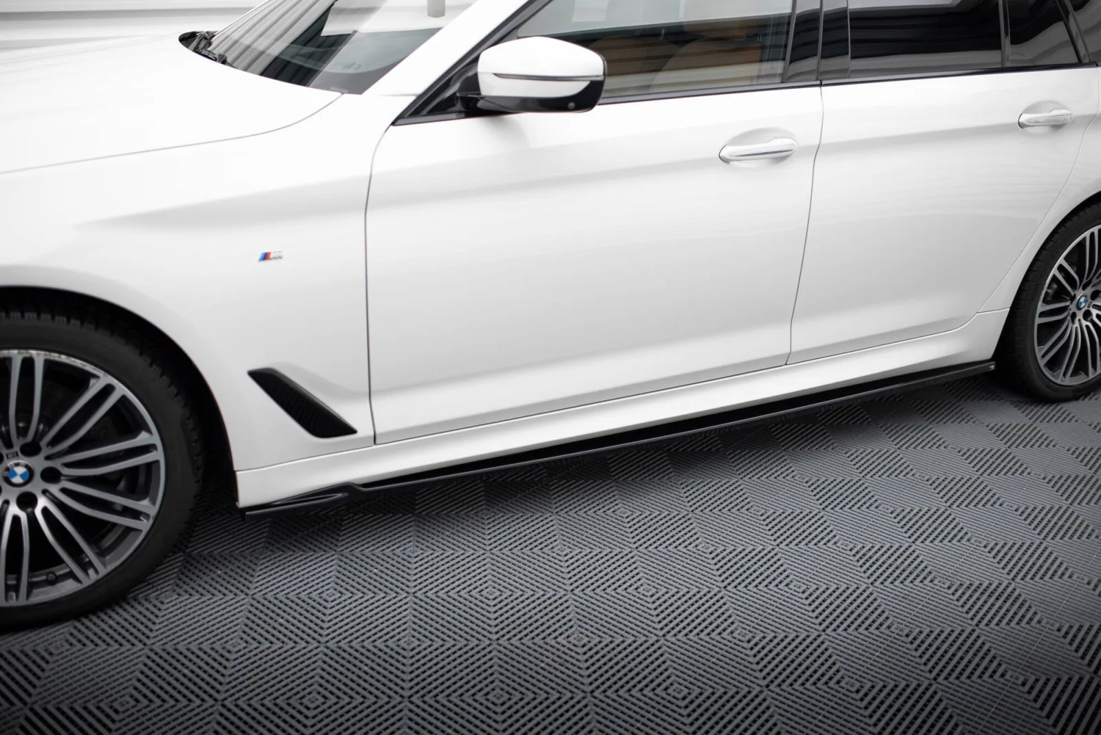 Side Skirts Diffusers V.2 compatible with BMW 5 M-Pack G30 / G31