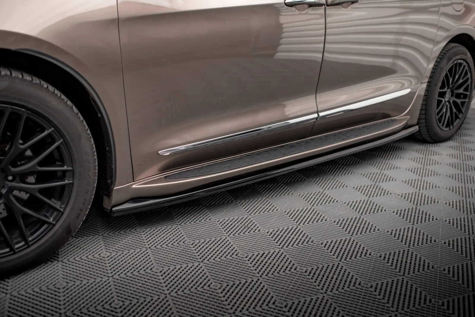 Side Skirts Diffusers V.1 compatible with Chrysler Pacifica Mk2