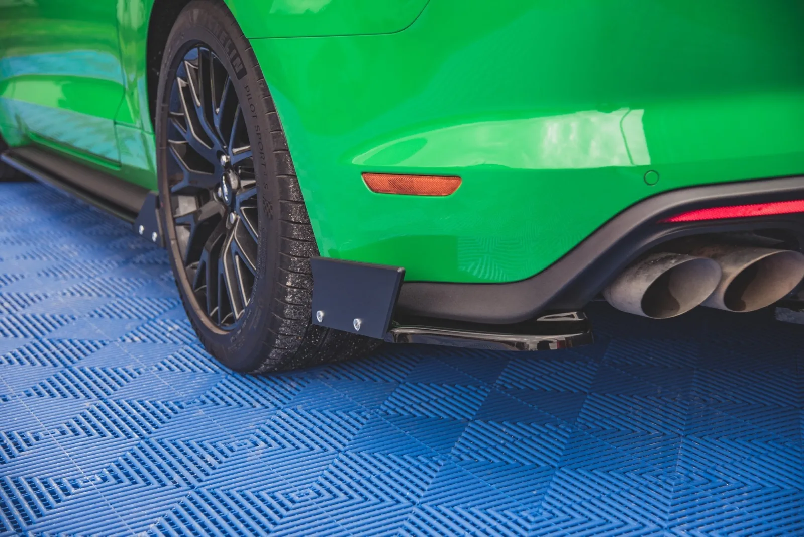 Rear Side Splitters V.1 + Flaps compatible with Ford Mustang GT Mk6 Facelift
