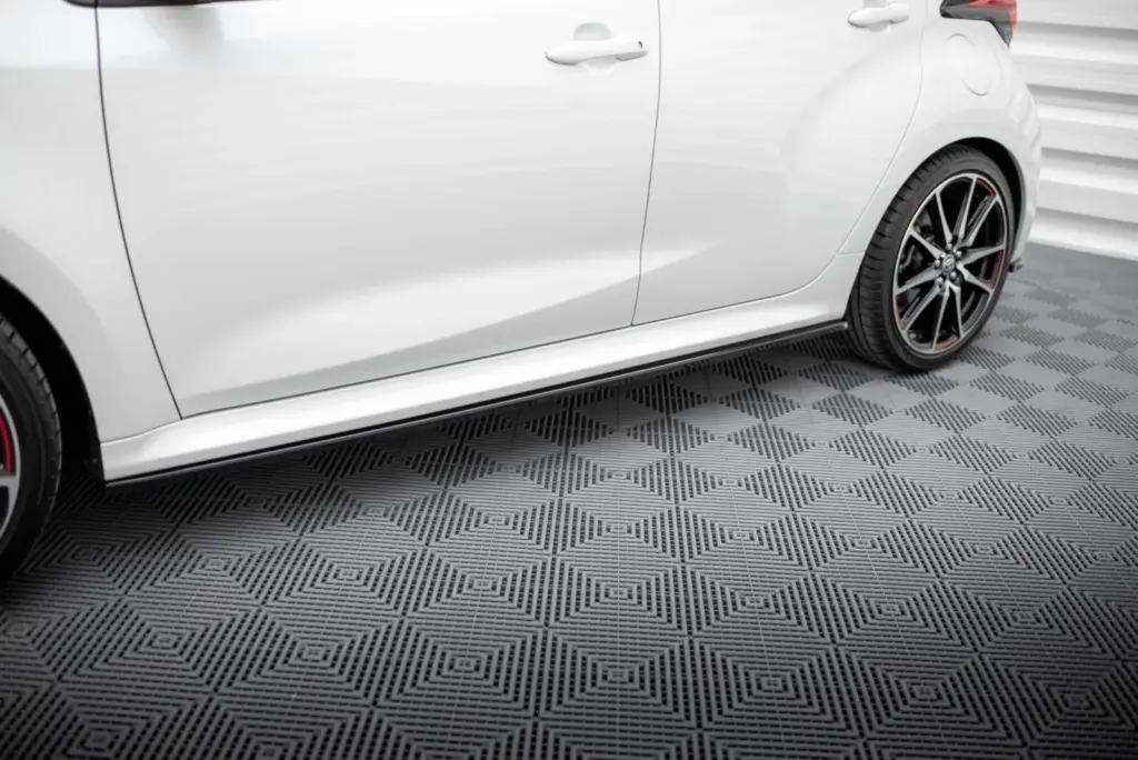 Side Skirts Diffusers V.2 compatible with Toyota Yaris Mk4