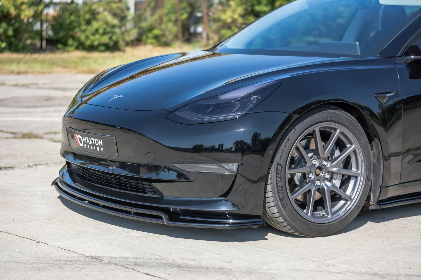 Front Splitter V.2 compatible with Tesla Model 3