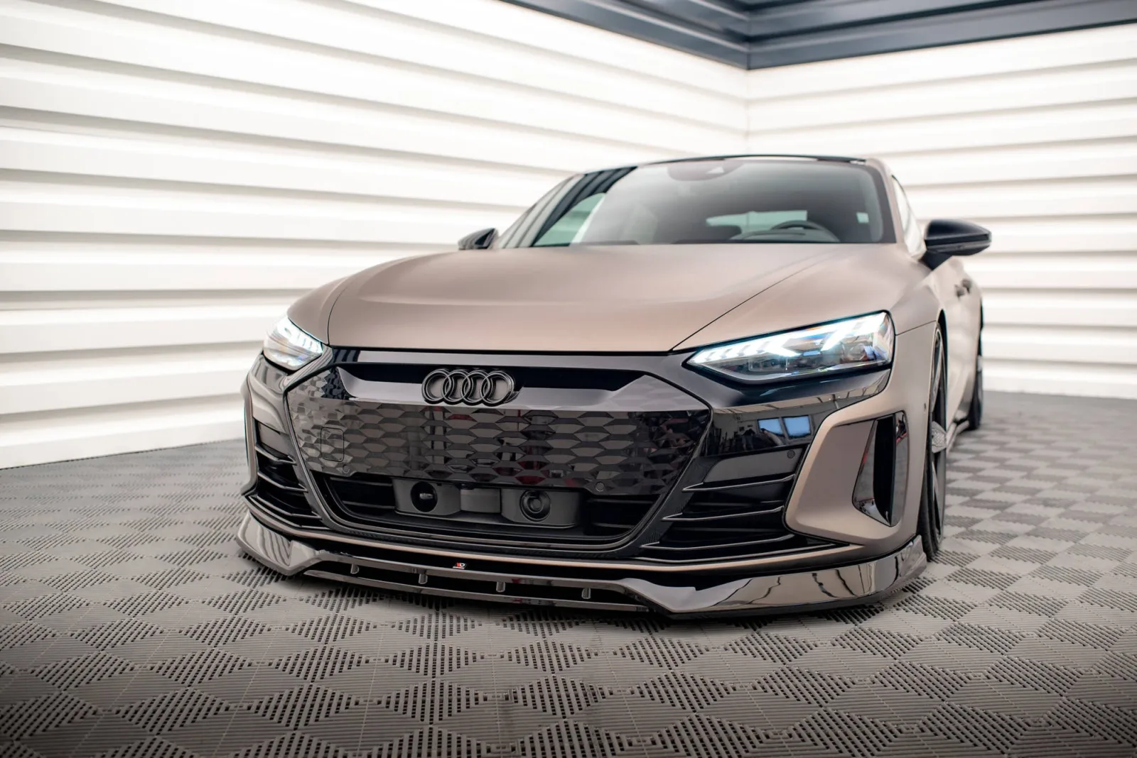 Front Splitter V.3 compatible with Audi e-Tron GT / RS GT Mk1