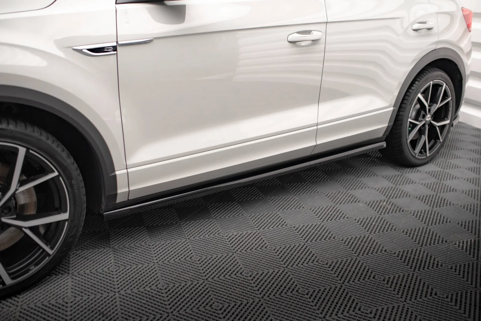 Side Skirts Diffusers compatible with Volkswagen T-Roc R / R-Line Mk1