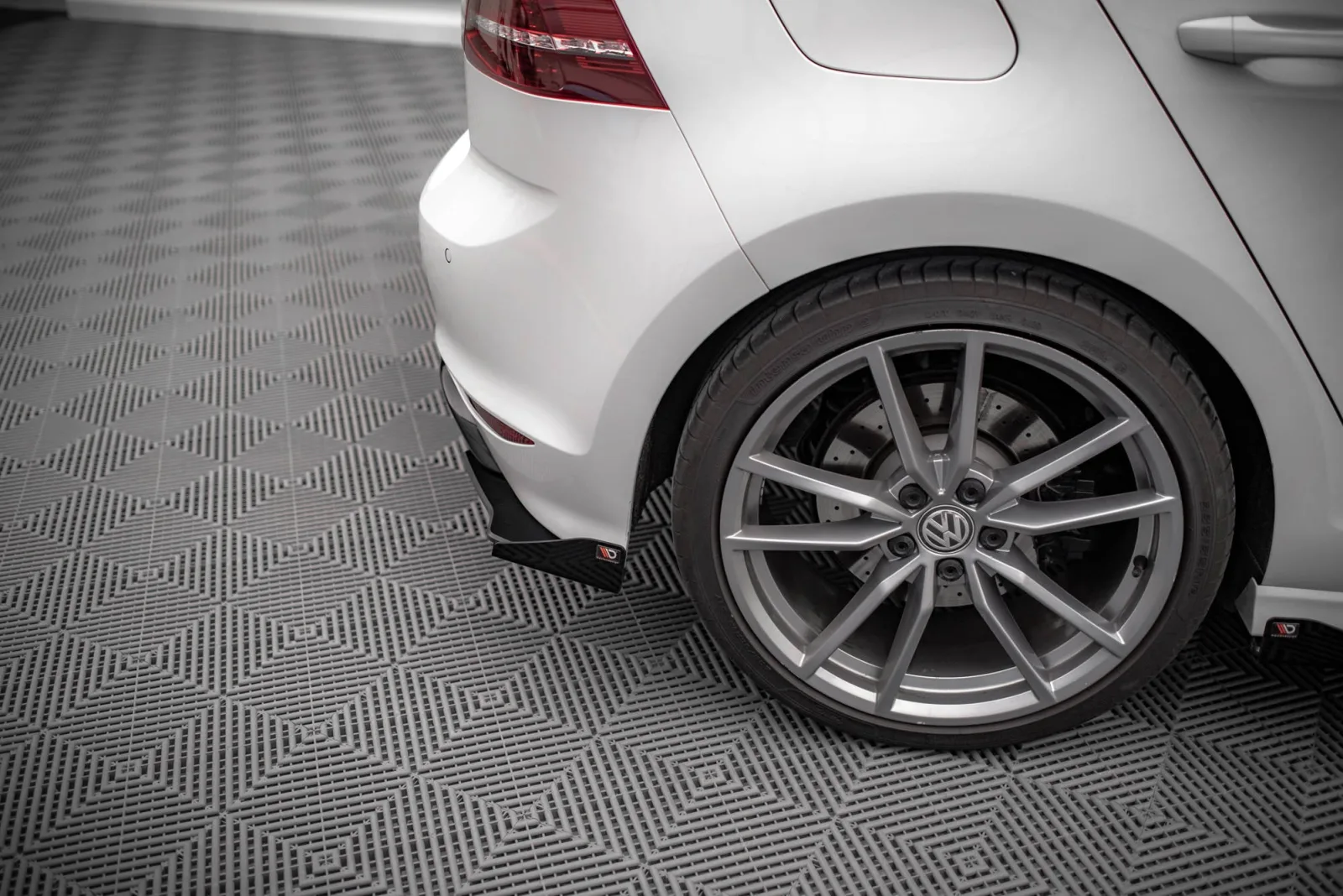 Rear Side Flaps compatible with Volkswagen Golf R Mk7
