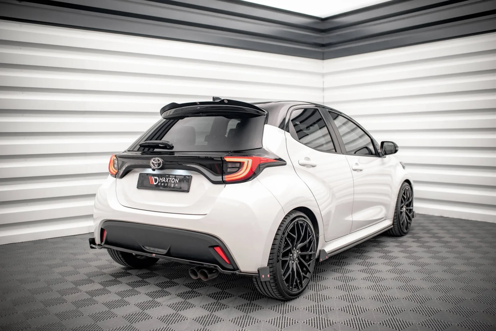 Rear Splitter V.1 + Flaps compatible with Toyota Yaris Mk4