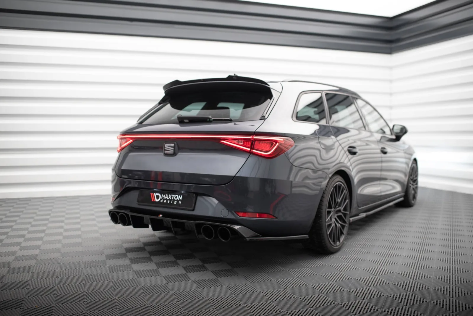 Rear Valance V.2 + Exhaust Tips Imitation compatible with Seat Leon ST FR Mk4
