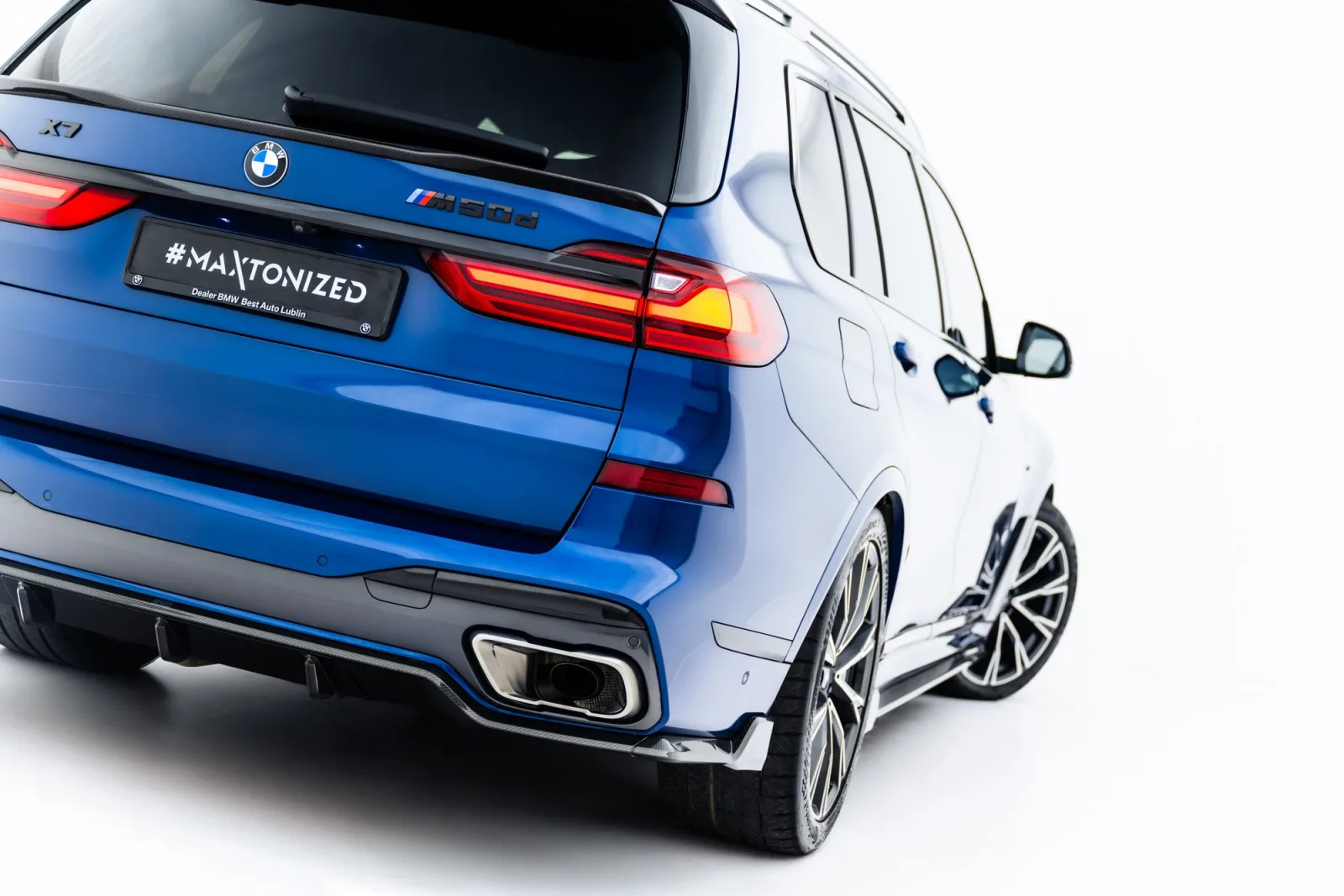 Prepreg Carbon Rear Diffuser compatible with BMW X7 M-Pack G07 / G07 Facelift (Version with tow hook)