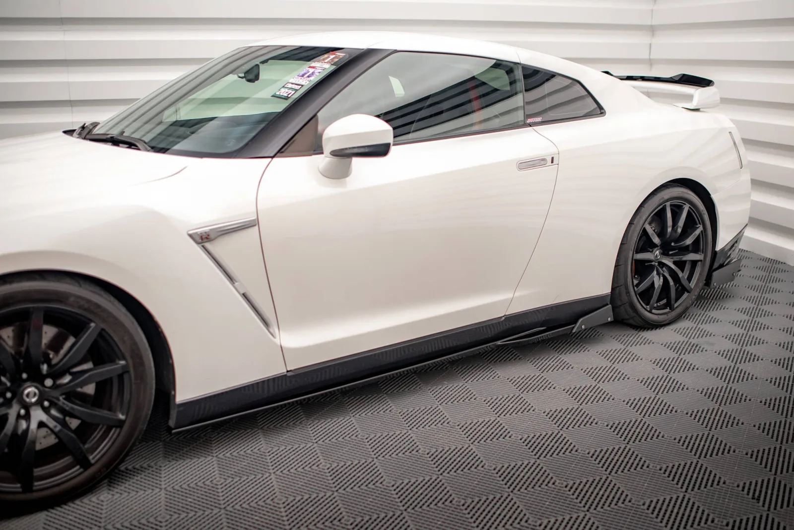 Side Skirts Diffusers + Flaps compatible with Nissan GTR R35 Facelift