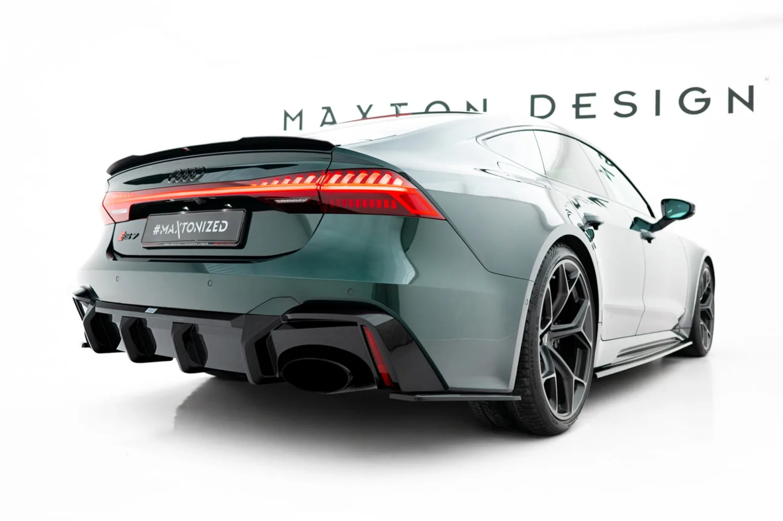 Prepreg Carbon Rear Diffuser compatible with Audi RS6 C8 (Version with tow hook)