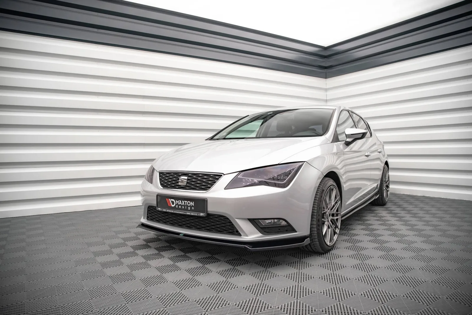 Front Splitter V.2 compatible with Seat Leon Mk3