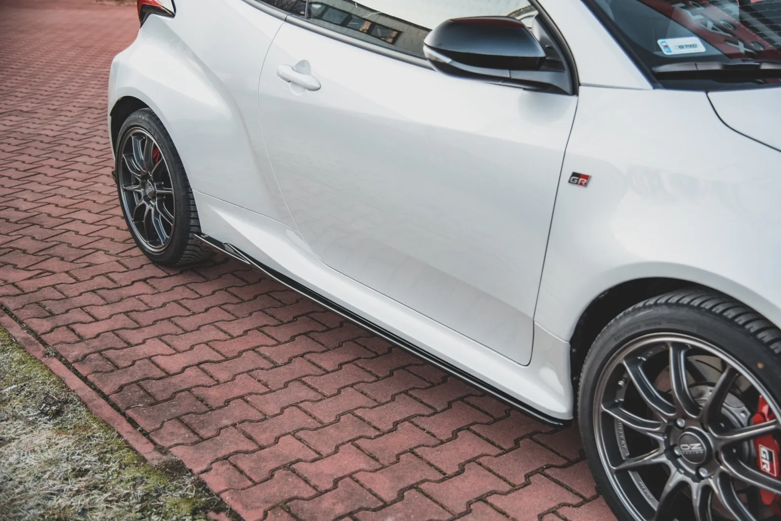 Side Skirts Diffusers V.1 compatible with Toyota GR Yaris Mk4