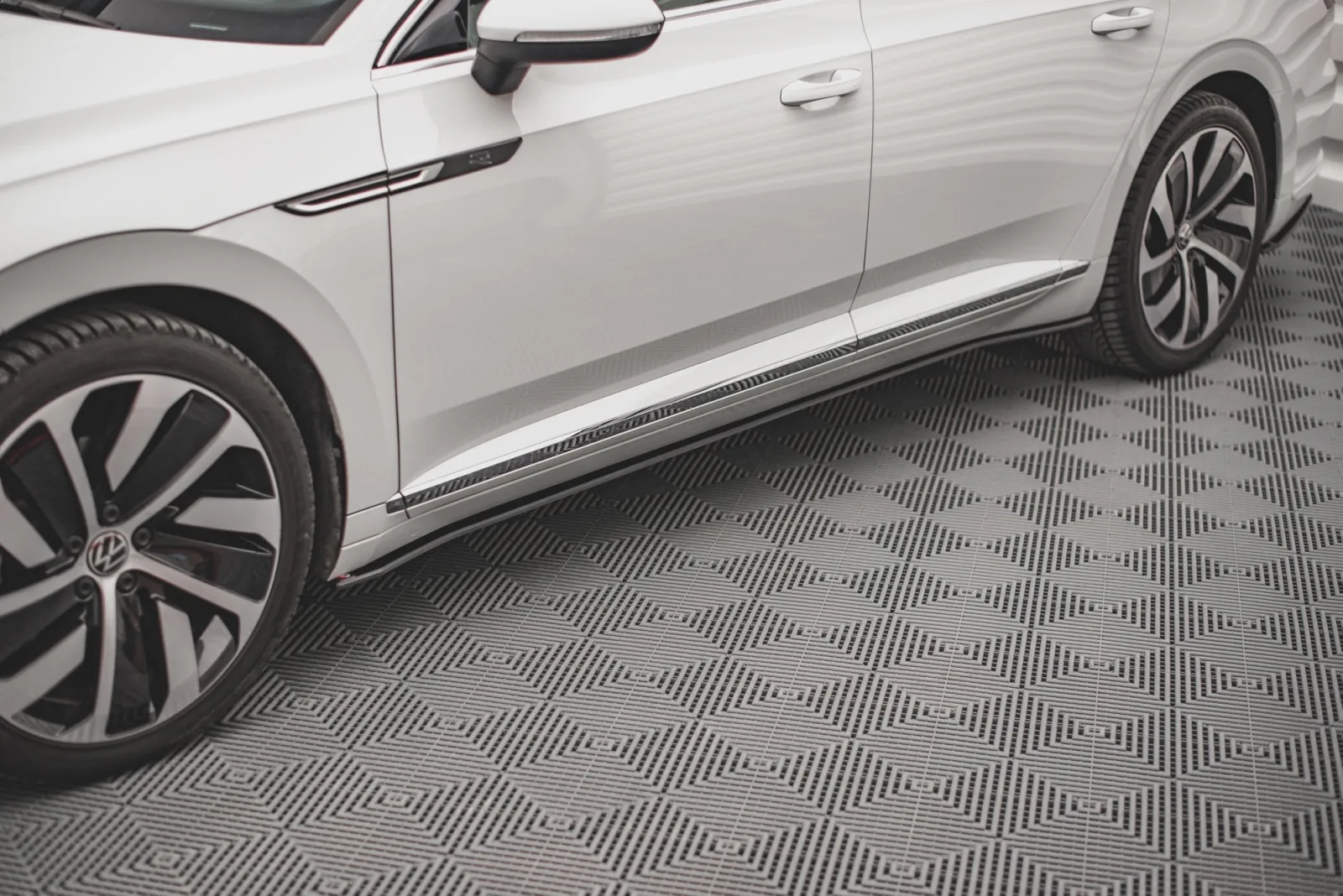 Side Skirts Diffusers Street Pro V.1 compatible with Volkswagen Arteon R/ R-Line Sedan / Shooting Brake Mk1 Facelift