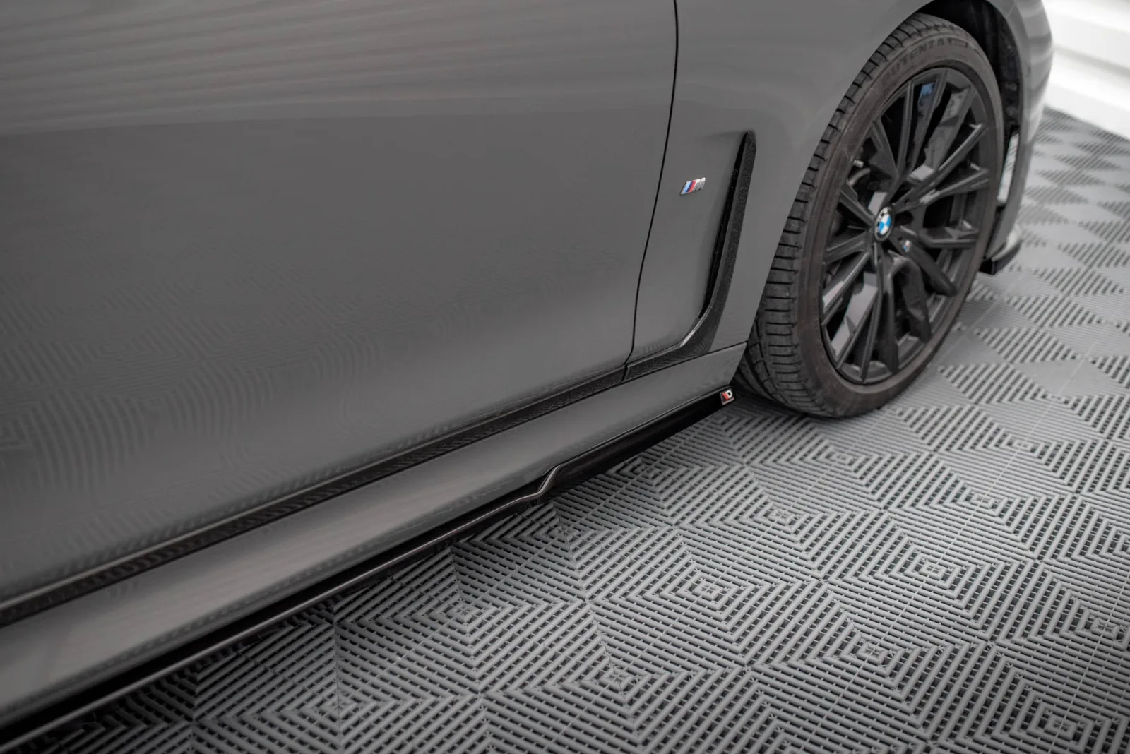 Side Skirts Diffusers V.1 compatible with BMW 7 M-Pack G11