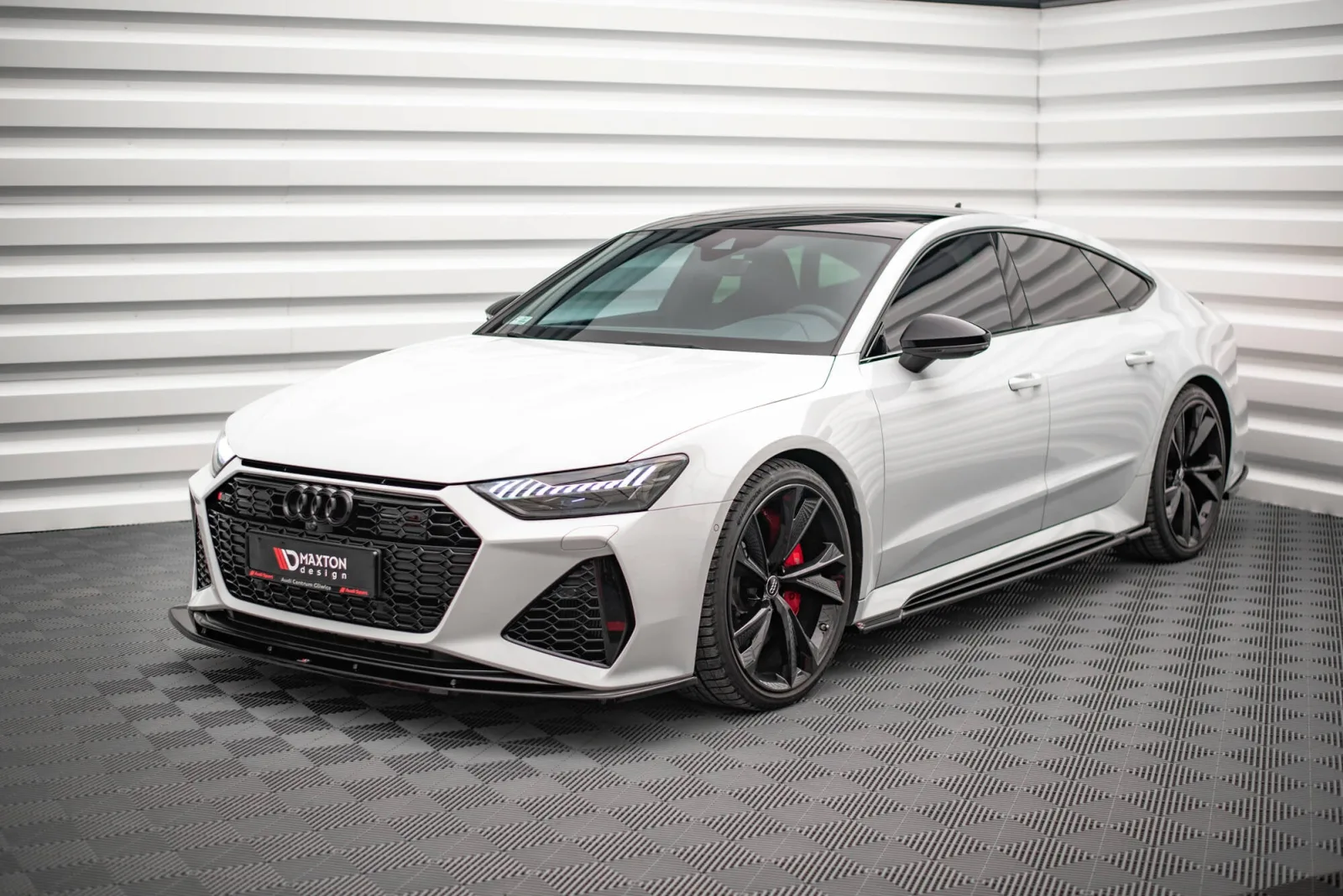 Front Splitter V.2 compatible with Audi RS7 C8